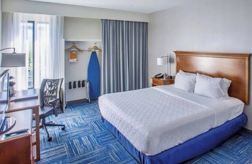 East Texas Hotel | Modern Room with Breakfast w/Breakfast & Indoor Pool Close to Dorney Park