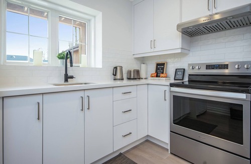 Georgetown Apartment | Modern, Self Contained Suite with Private Entrance, free parking and WIFI