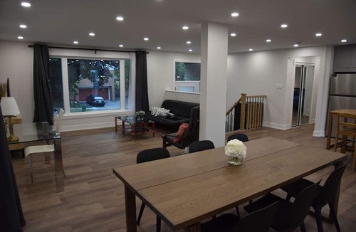 Newtonbrook House | Modern Spacious 6-Bedroom Retreat