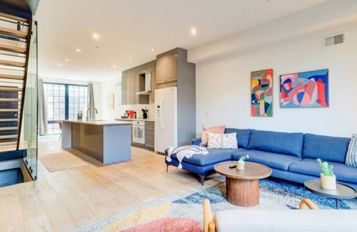 Olde Kensington House | Modern Townhome 15 | Free Park | Hosted Stay Rafa