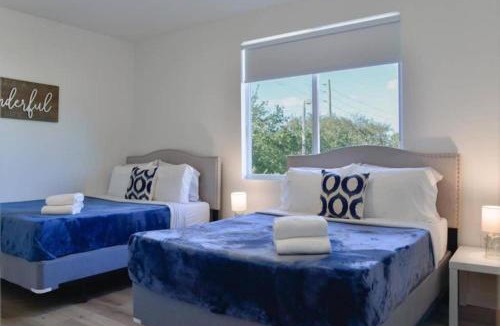 Golden Glades House | Modern Townhouse 18 min from the Beach & Aventura - TH1