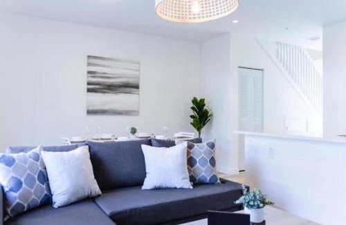 Golden Glades House | Modern Townhouse 18 min from the Beach & Aventura - TH1