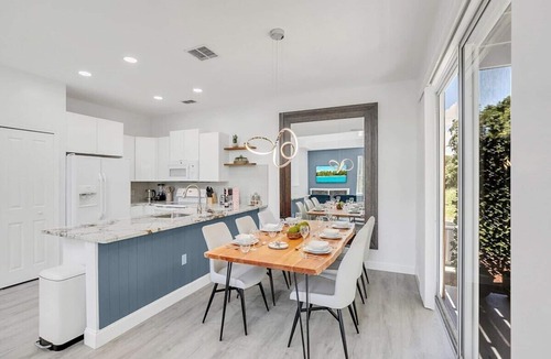 Windwood Bay House | Modern Vacation Home Minutes Away From The Parks