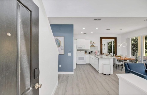 Windwood Bay House | Modern Vacation Home Minutes Away From The Parks