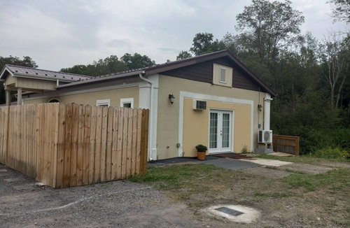 Port Matilda Condo | Modern1 bd on the creek front 15 min to State College