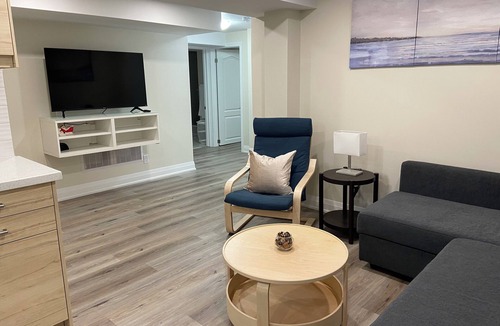 East Credit House | Modernized, Sleek & Cozy Suite, Streestville