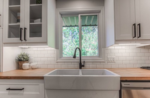 Elora House | Modish 2 bedroom retreat-one block from Elora's vibrant & bustling downtown core