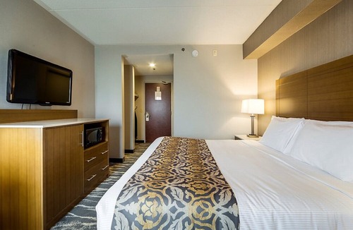 Airport Road Business Centre Hotel | Monte Carlo Inn - Brampton Suites