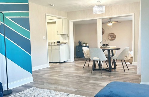 Carver City - Lincoln Gardens House | Morden 3BR Walk to Shops, Eats, Near Airport & DT