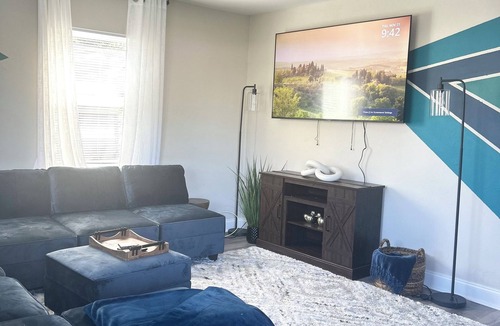 Carver City - Lincoln Gardens House | Morden 3BR Walk to Shops, Eats, Near Airport & DT