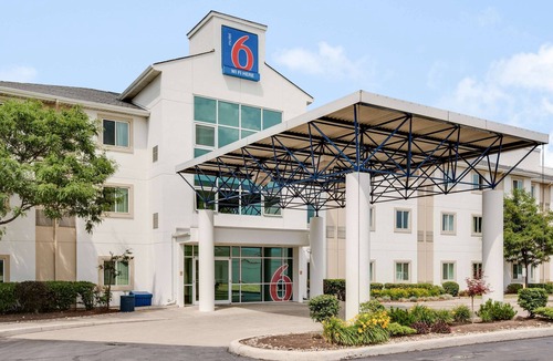 Steeles Industrial Hotel | Motel 6 Brampton, ON - Toronto