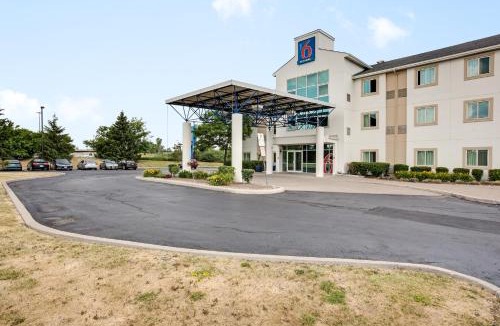 Steeles Industrial Hotel | Motel 6-Brampton, ON - Toronto