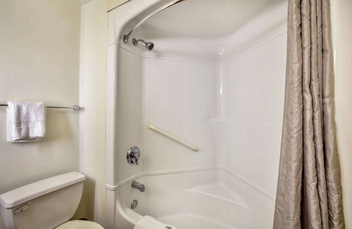 Burlington Hotel | Motel 6 Burlington, ON - Toronto West - Oakville