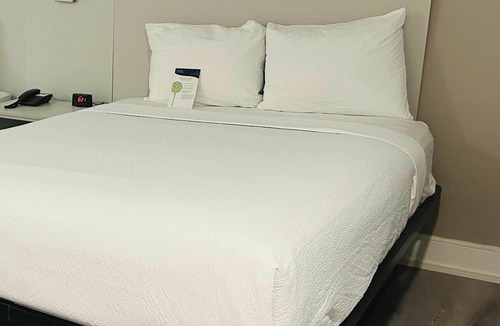 Cornwall Hotel | Motel 6 – Cornwall, ON