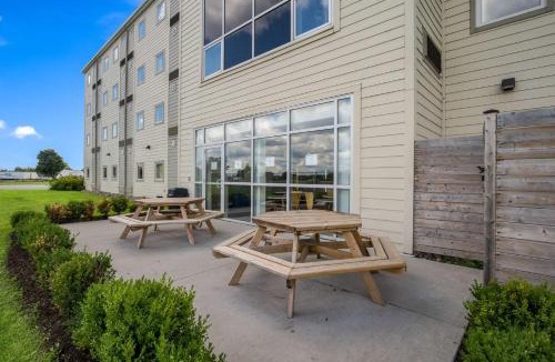 Kingston Hotel | Motel 6-Kingston, ON