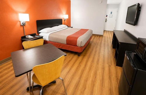 New Stanton Hotel | Motel 6-New Stanton, PA