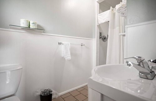 Wellsboro House | Motel King Suite | Ground Floor | 2 mi to Canyon