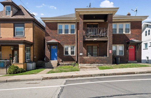 Mount Washington Apartment | Mount Washington Crash Pad- Off Street Parking