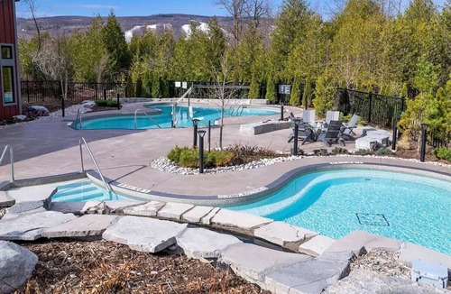 The Blue Mountains Apartment | Mountain House Penthouse level, 3 bedroom 2.5 bathroom, Hot and warm pools.