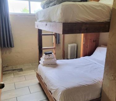 The Blue Mountains Ski Chalet | Mountain View-Backyard-Air-Conditioning-BBQ-15mins walk Blue Mountain Village