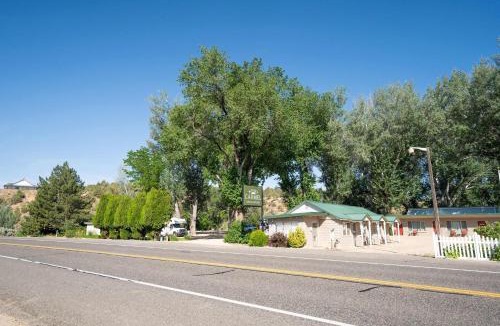 Zion National Park East Entrance Hotel | Mt Carmel Motel in Southern Utah