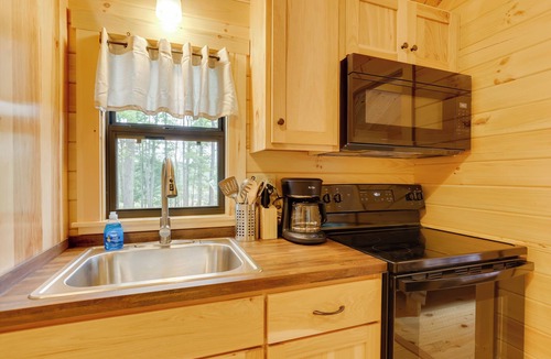 Cowanesque Cabin | Mtn-View Middlebury Center Cabin: Deck & Grill!