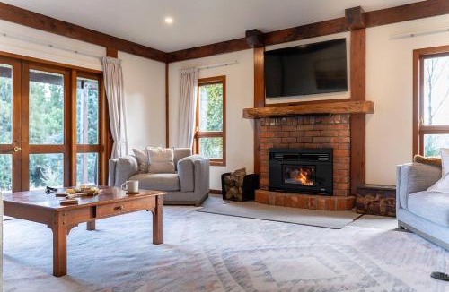 Kinloch House | Muirs Reef Lodge Kinloch holiday home Lake Taupo