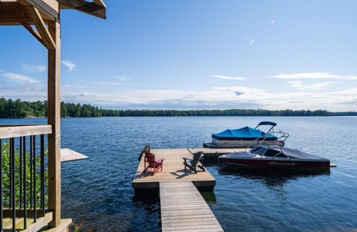Seguin Cottage | Muskoka Lakefront cottage 3 BR main cottage & 2 BR Bunkie on clear lake