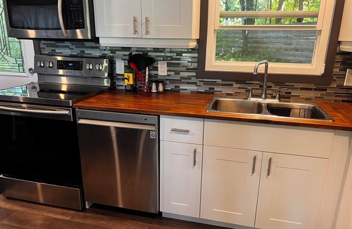 Bala Cottage | Muskoka lakefront,private sand beach ,cosy-family cottage