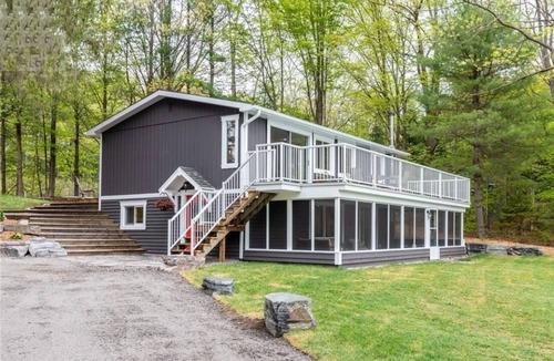Bala Cottage | Muskoka lakefront,private sand beach ,cosy-family cottage