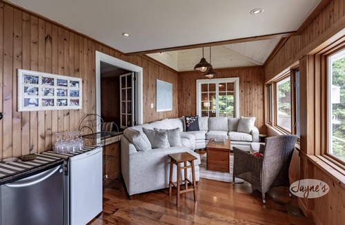 Torrance Cottage | Muskoka Paradise! Spacious & Inviting, Great Deck! Sleeps 16! Hot Tub! Bala!