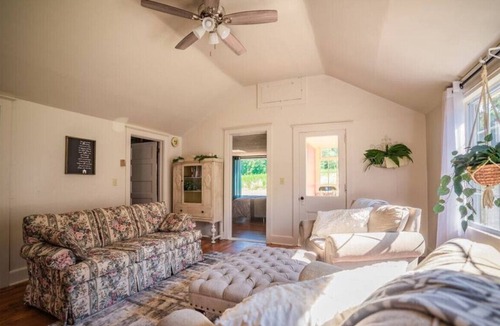 Halifax Cabin | Nature getaway near Lake Tobias