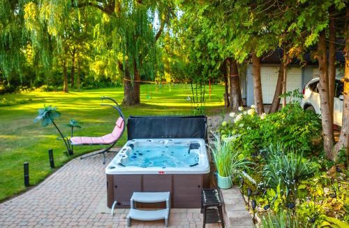 Hamilton House | Nature Oasis Bar Room