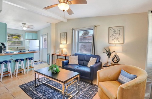 East Naples Cottage | Near DownTown & Napes Beach! Cottage House 2QueenBeds Fenced Back Yard with deck