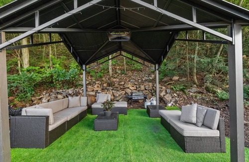 Saylorsburg House | Near Hiking & Water Parks!*Wi-Fi*Fireplace*Patio*