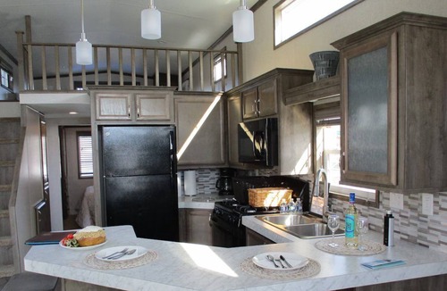 Bridgewater Cottage | Near Pittsburgh on Beaver River Waterfront - Glamping in Cozy Floating Cottage