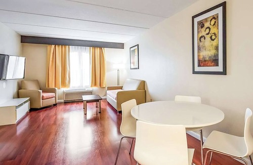 Orlando House | Near SeaWorld | Relaxing Couple Room with Outdoor Pool Access