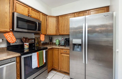 Gainesville House | Near UF - Cozy Stay - Kitchen - Washer/Dryer