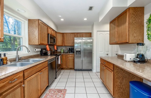 Gainesville House | Near UF - Cozy Stay - Kitchen - Washer/Dryer