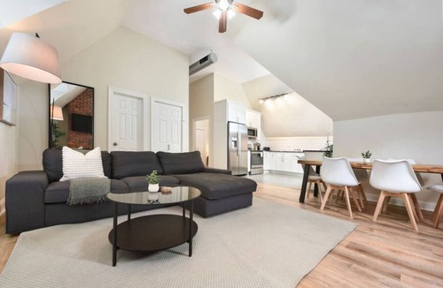 Point Breeze North Apartment | Netflix+BBQ+9Bedrooms With Parking Near Bakery Sq.