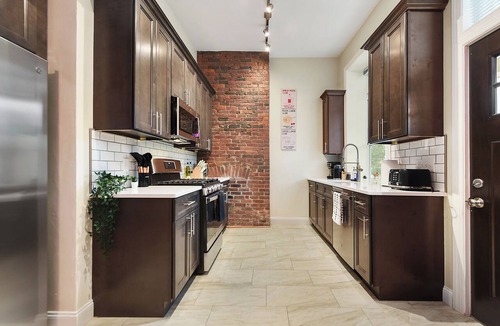 Point Breeze North Apartment | Netflix+BBQ+Free Parking Near Shops in East Liberty