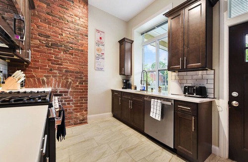 Point Breeze North Apartment | Netflix+BBQ+Free Parking Near Shops in East Liberty