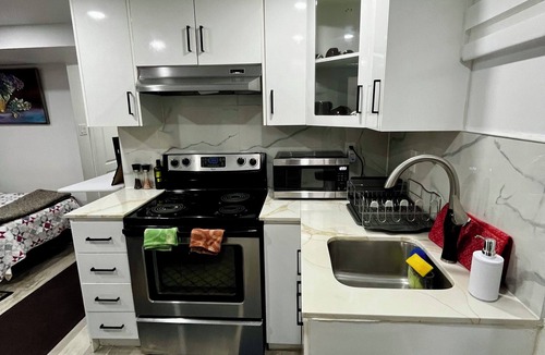 Malton House | New 1BR Basement Sleeps 3 Free Parking, Free wifi. Private Entrance