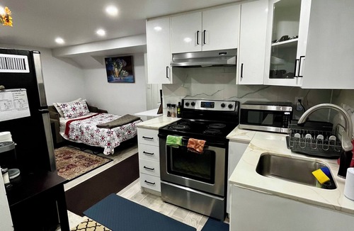 Malton House | New 1BR Basement Sleeps 3 Free Parking, Free wifi. Private Entrance