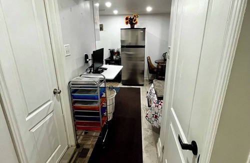 Malton House | New 1BR Basement Sleeps 3 Free Parking, Free wifi. Private Entrance