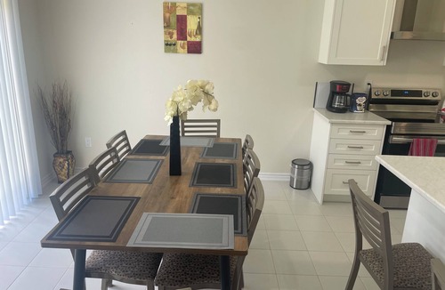 Thorold House | New 3 Bedroom 2 Bathroom Home in West Niagara, Sleeps 7 Comfortably