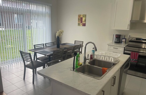 Thorold House | New 3 Bedroom 2 Bathroom Home in West Niagara, Sleeps 7 Comfortably