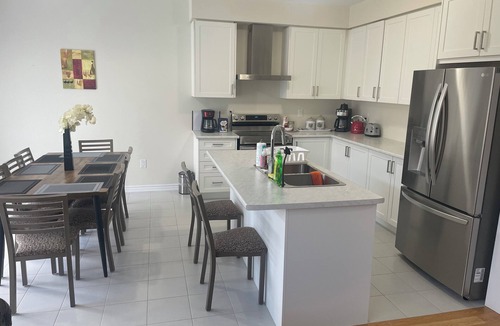 Thorold House | New 3 Bedroom 2 Bathroom Home in West Niagara, Sleeps 7 Comfortably