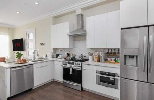 McGinley Square House | NEW! 3BR/2.5 Bath/15min-NYC/5min-PATH Train, Yard, Gameroom, Parking- SLEEPS 12