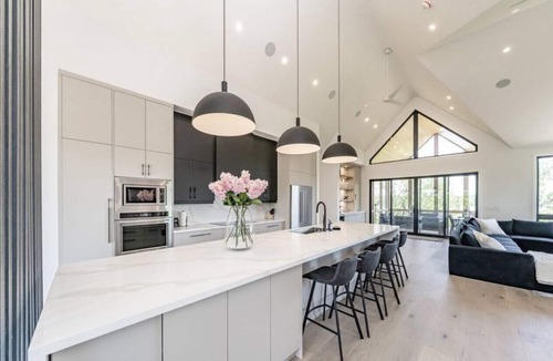 MacTier House | NEW 4BR Modern & Tranquil Muskoka Lakeview Cottage, Bball Court, Pool table!